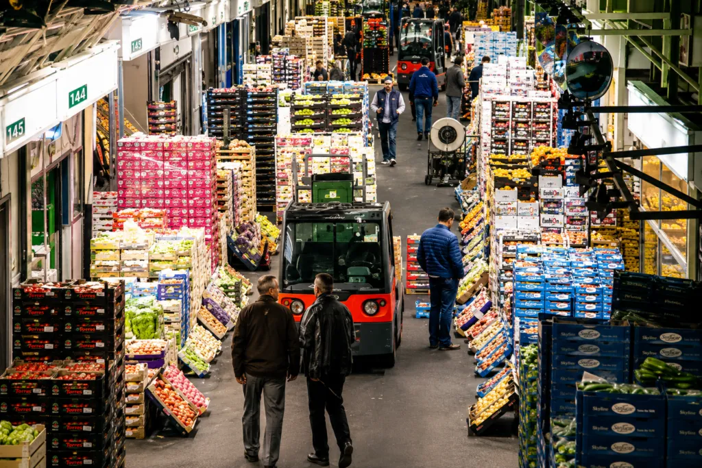Blick in die Marktgasse des Hamburger Großmarkts mit Paletten voller Obst und Gemüse